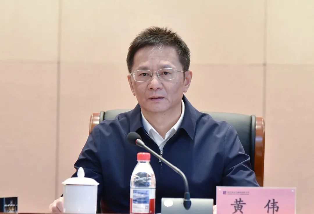 黄伟_副本.jpg