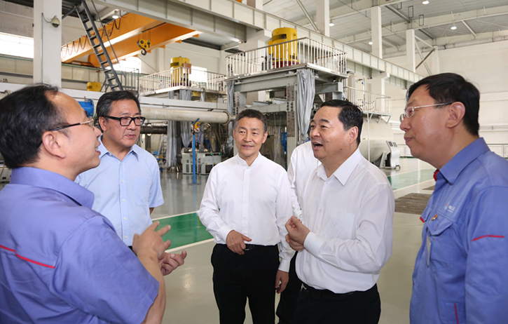 郝鹏与必赢亚洲集团一线科技职员深入交流