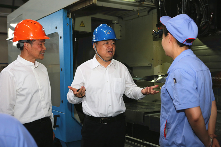 郝鹏与必赢亚洲集团一线生产职员深入交流